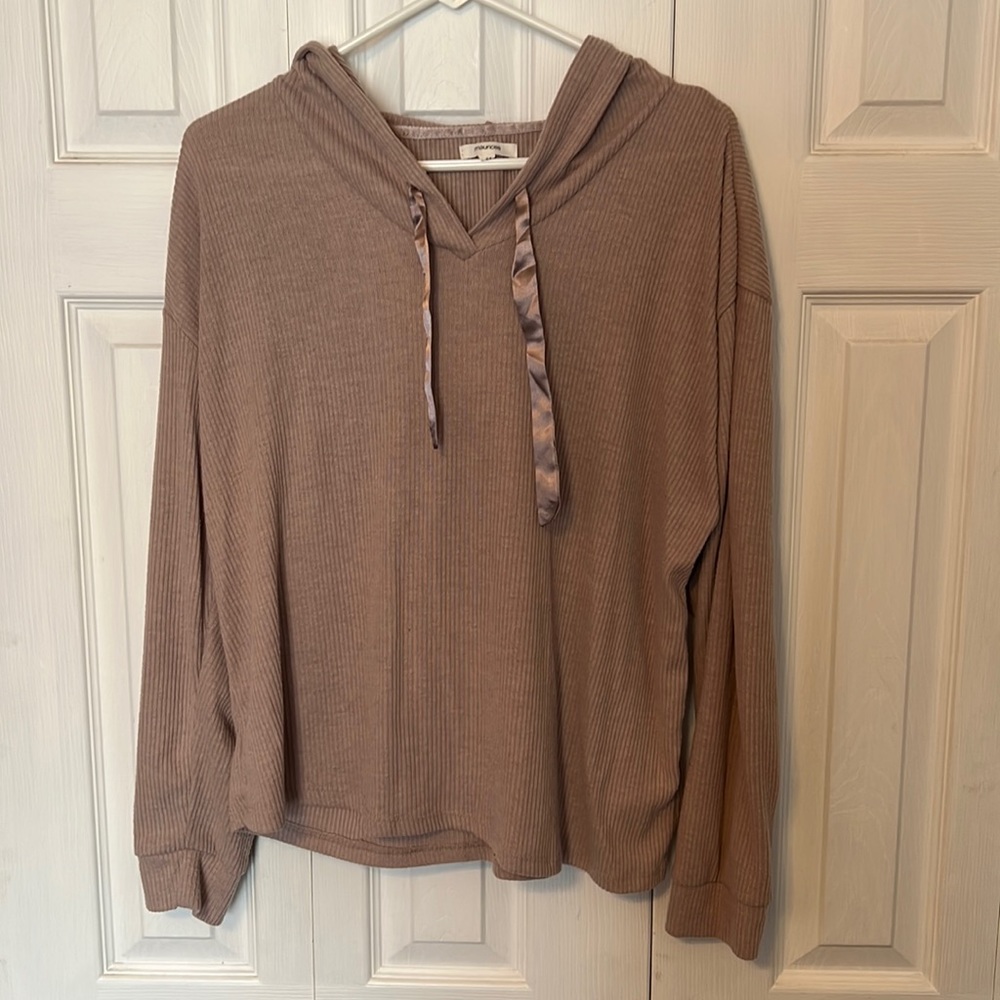 MAURICES cropped light hoodie. Size: L
